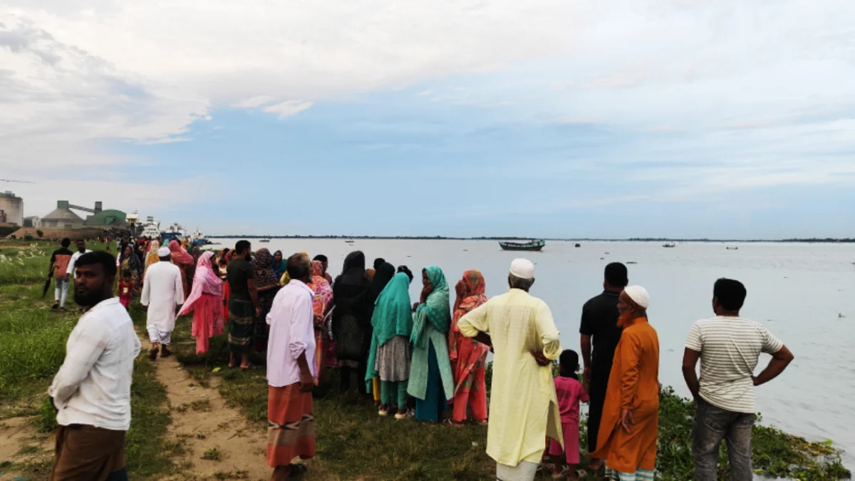 মেঘনায় ট্রলারডুবির ঘটনায় ৩ ভাই-বোনের মরদেহ উদ্ধার, নিখোঁজ বাবা